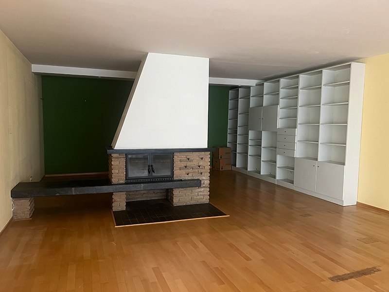 Besenreines, komplett leeres Zimmer nach einer erfolgreichen Wohnungsauflösung.