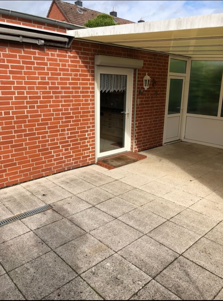 Komplett leeres, sauber gefegtes und bezugsfertiges Wohnzimmer nach der Räumung.