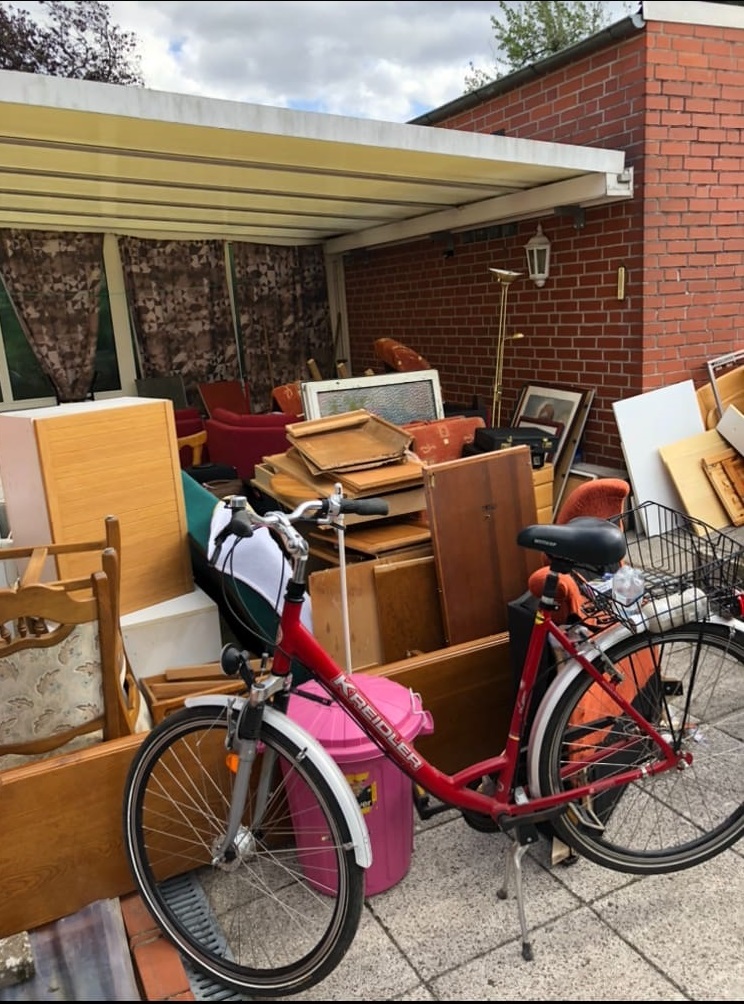 Komplett leeres, sauber gefegtes und bezugsfertiges Wohnzimmer nach der Räumung.