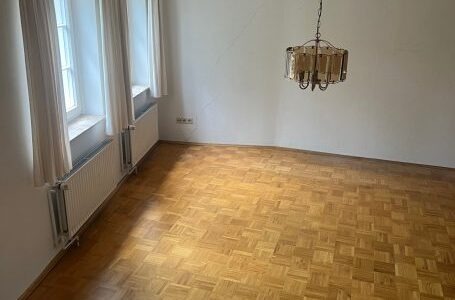 Mitarbeiter von Haushaltsauflösungen Wille im persönlichen, diskreten Gespräch mit einem Kunden.