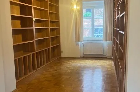 Entsorgung von Altholz und Sperrmüll in großen Recycling-Containern.