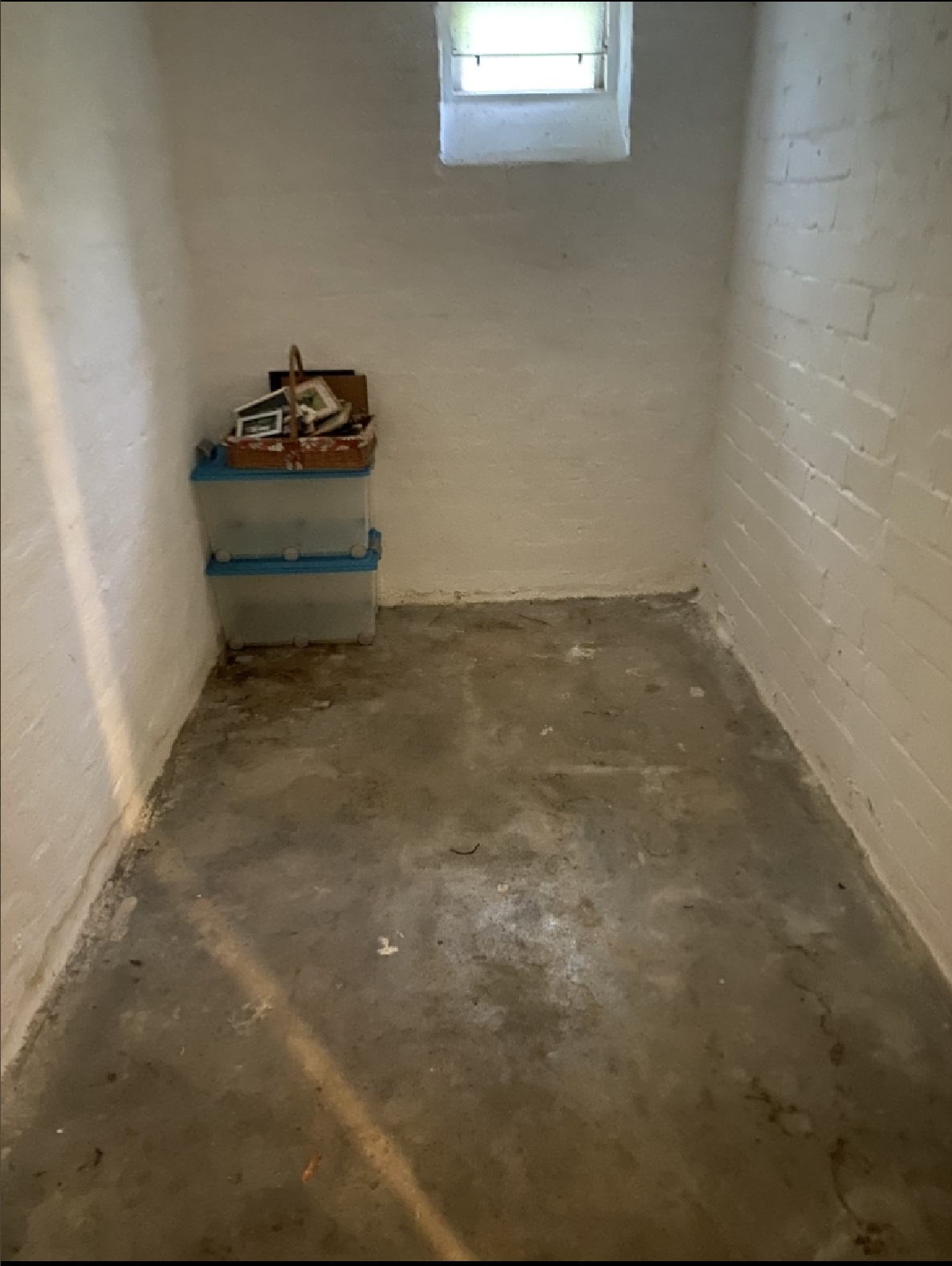 Komplett leeres, sauber gefegtes und bezugsfertiges Wohnzimmer nach der Räumung.