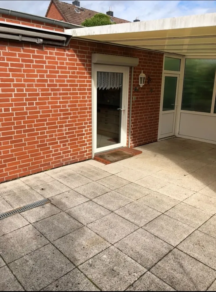 Komplett leeres, sauber gefegtes und bezugsfertiges Wohnzimmer nach der Räumung.