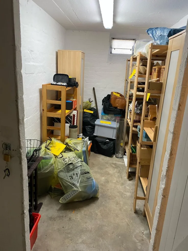 Vollständig möbliertes und unaufgeräumtes Wohnzimmer vor der Haushaltsauflösung.