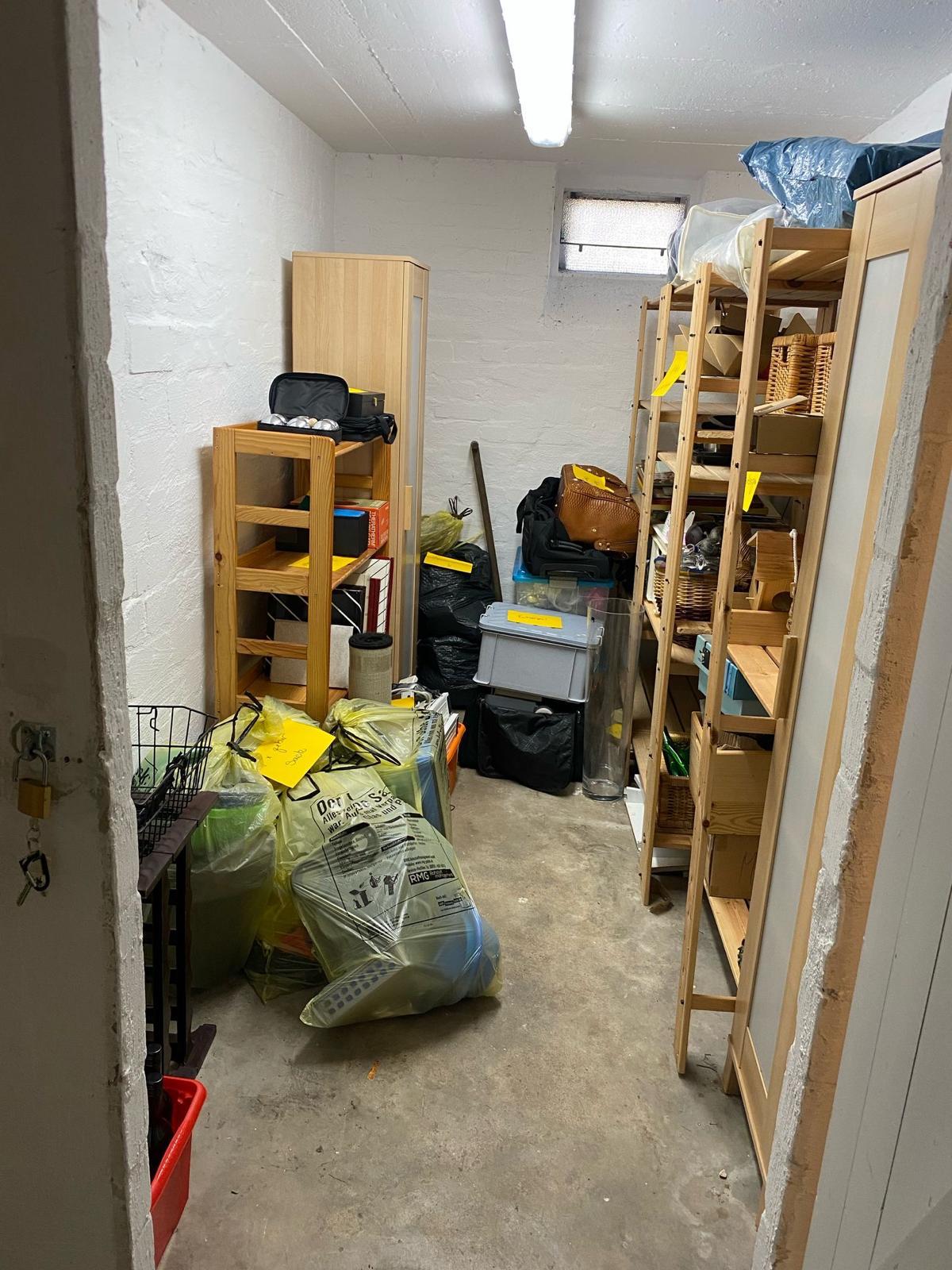 Vollständig möbliertes und unaufgeräumtes Wohnzimmer vor der Haushaltsauflösung.