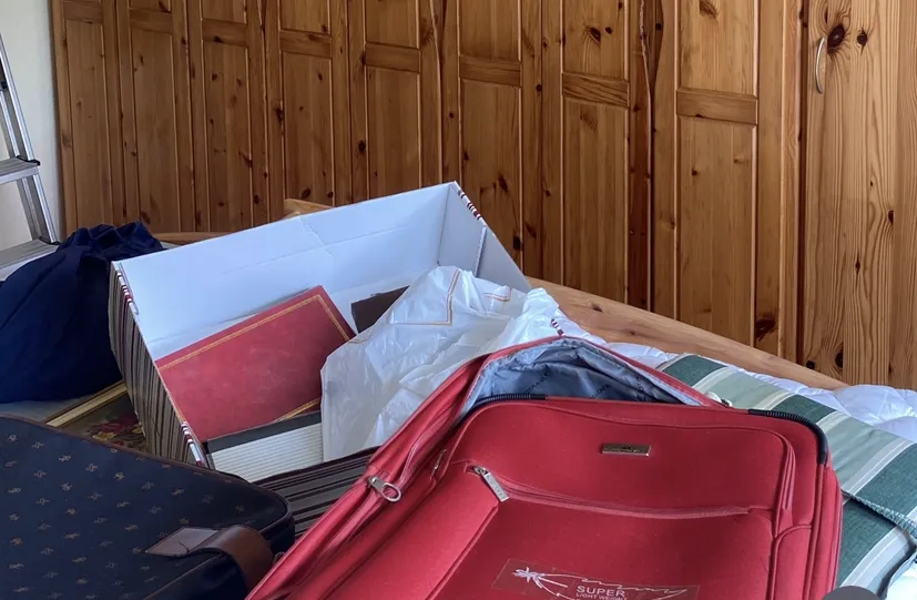 Erfahrene Räumungsexperten verladen sperrige Gegenstände materialschonend und sicher.