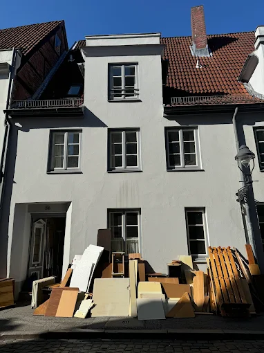 Pünktliches und eingespieltes Team bereit für eine fachgerechte Entrümpelung.